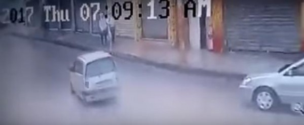 سيارة طائشة تدهس فتاتين !