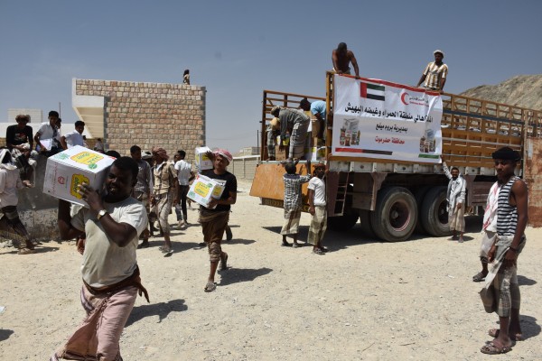 الهلال الإماراتي يوزع مساعدات غذائية باليمن