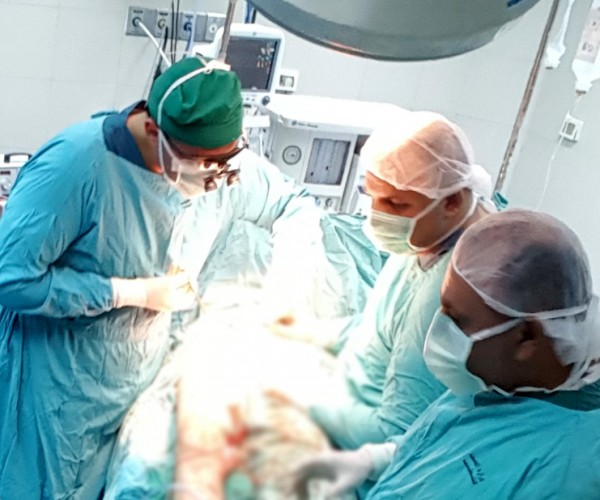 الصحة:الطواقم الطبية بمستشفى بيت جالا تجري عملية لزراعة شريان لساق
