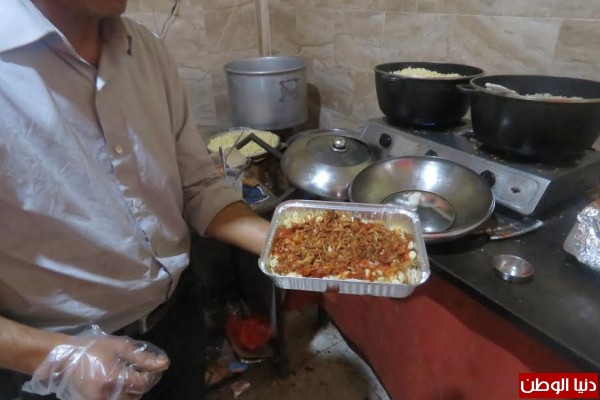 المطعم الأول والوحيد: بالصور...شيف "مصري" يفتتح مطعماً لبيع "الكشري"بغزة