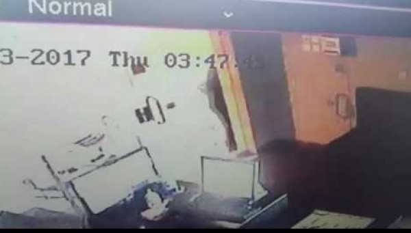 شاهد...لصان يسرقان مطعماً بالسعودية