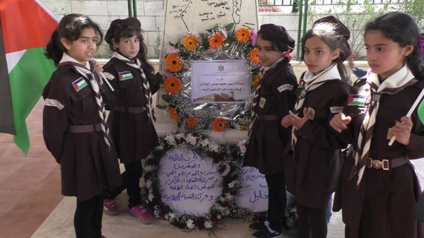 الحملة الوطنية تضع أكاليل الزهور في مقبرة الشهداء