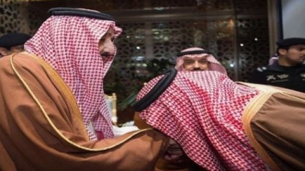 الأمير محمد بن سلمان يقبل قدم والده