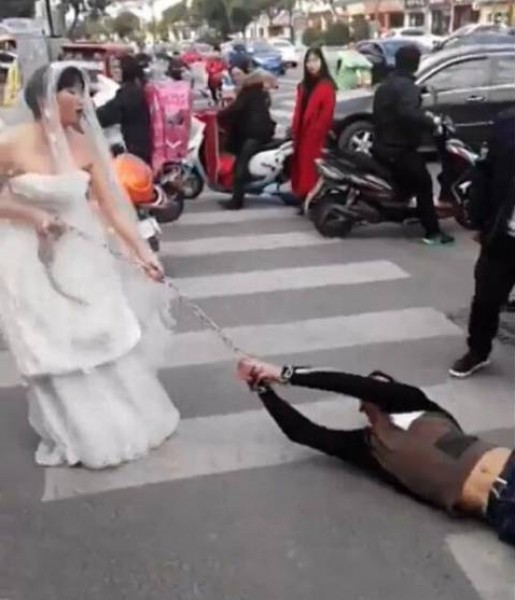 ردة فعل عنيفة لعروس حاول عريسها الهرب من الزفاف