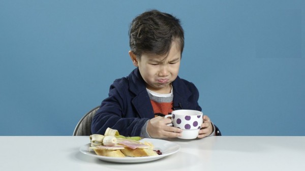 شاهد هذه ردة فعل أطفال عند تذوقهم الفطور