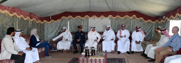 محافظ الجنوبية يسلم "محمد الذوادي" جائزة أفضل مخيم