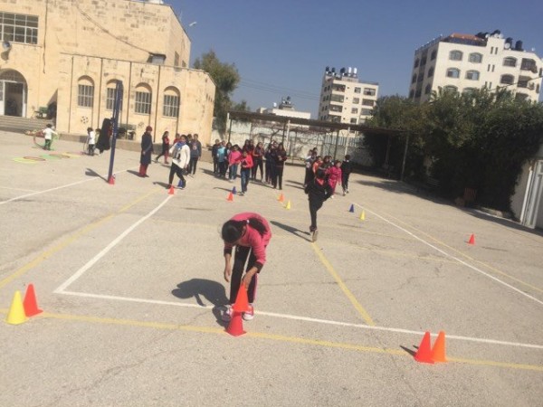 مدير مديرية نابلس يشارك الطلبة في لعبة كرة الطائرة