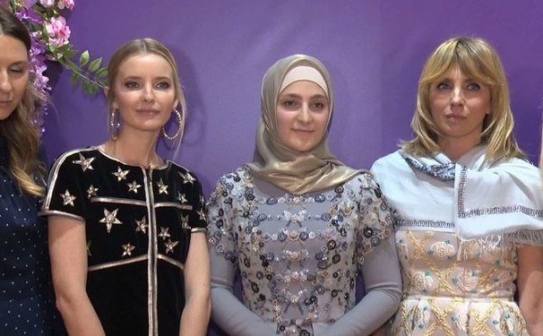 ابنة قاديروف تعرض مجموعة أزياء من تصميمها في غروزني