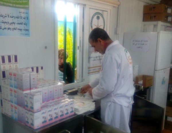 صيدلية العيادات التخصصية تصرف وصفات طبية للسوريين بالزعتري