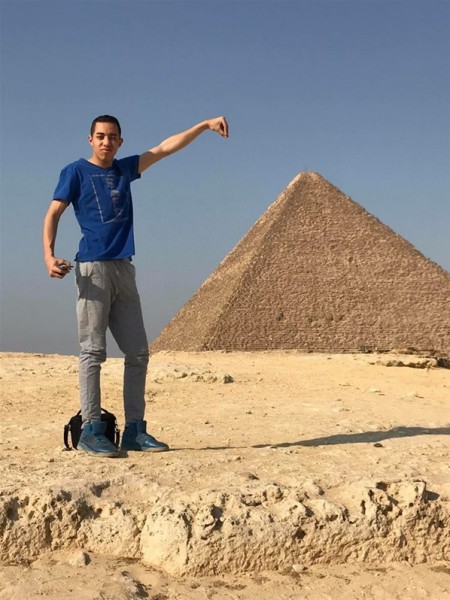 نتيجة كارثية لشاب طلب تعديل صورته مع الأهرامات