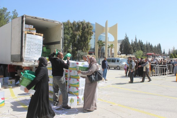 الحملة الوطنية السعودية توزع مساعدات على اللاجئين السوريين في اربد