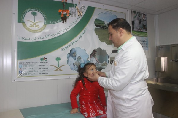 العيادات التخصصية السعودية تقدم خدماتها للأطفال السوريين