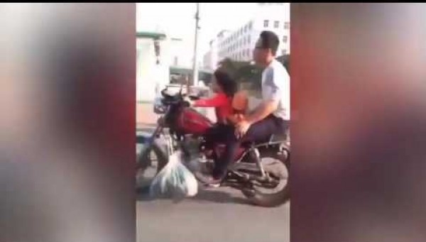 طفلة في الرابعة من عمرها تقود دراجة نارية بالصين