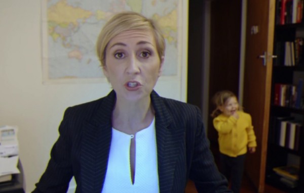 سيدة تقلد ما حدث في مقابلة خبير بريطاني مع "'BBC"