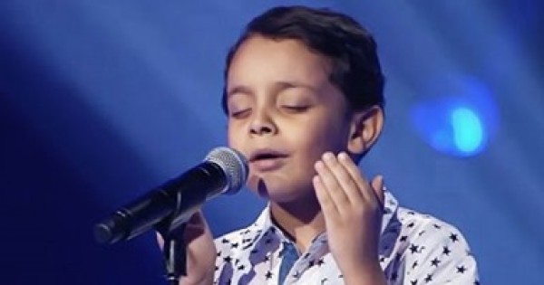 طفل "ذا فويس كيدز" يغني  للأم