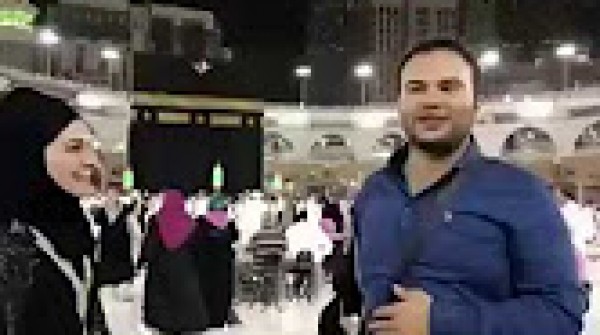 شاب تركي يعرض الزواج على محبوبته أمام الكعبة
