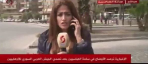 بالفيديو.. مذيعة تسقط قذائف أثناء حديثها عن عدم وجود قصف!