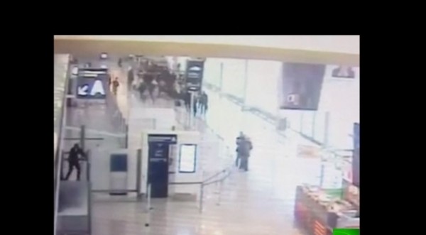 لحظة مهاجمة الجندية في مطار أورلي بباريس