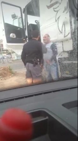 فيديو صادم لاعتداء "همجي" على سائق شاحنة بالقدس