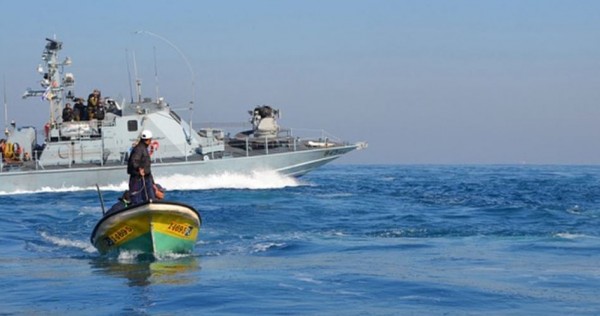 الاحتلال يعتقل صيادين من عرض بحر غزة