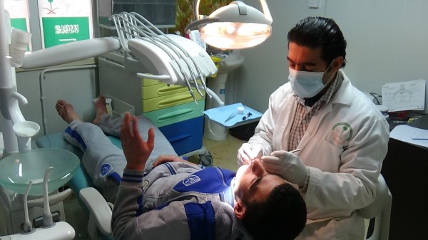 عيادة طب الأسنان في العيادات التخصصية تعالج سوريين بمخيم الزعتري