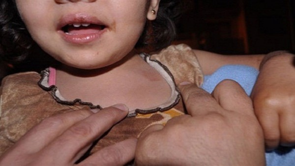 عامل مصري يُجرد طفلة من "البامبرز" ويغتصبها!