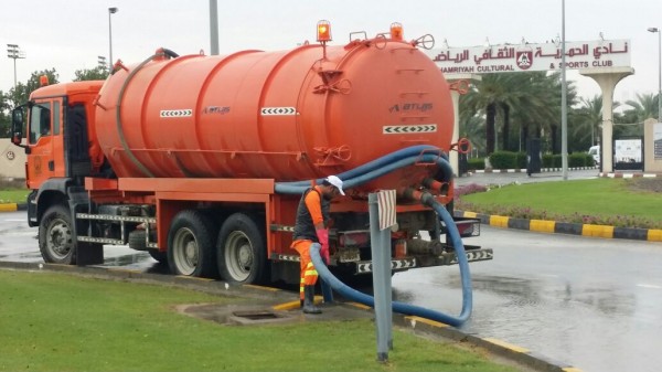 بلدية الحمرية توصل جهودها لسحب مياه الأمطار