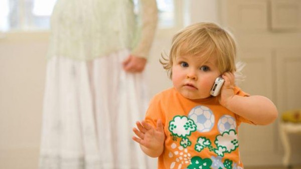 متى ينبغي أن تشعري بالقلق من تأخر الكلام لدى طفلك؟