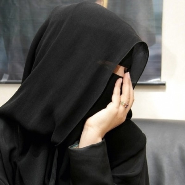 مُسنّة سعودية تلجأ للقضاء لحمايتها من "لسان" ابنتها!