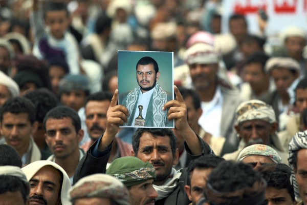 بطلب من زعيمهم.. الحوثيون يشرعون بفصل آلاف الموظفين