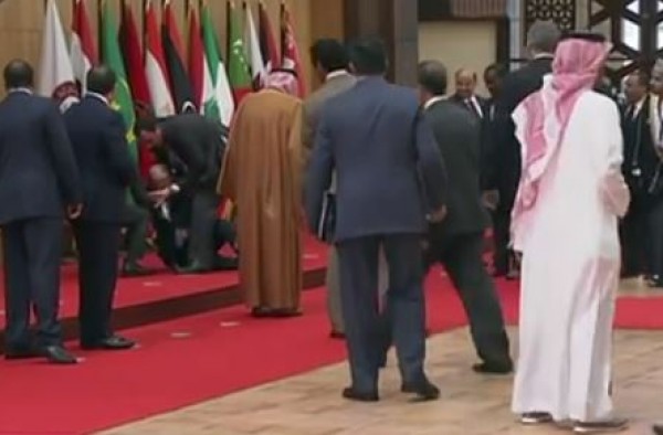 شاهد بالفيديو.. سقوط مدو للرئيس اللبناني في القمة العربية