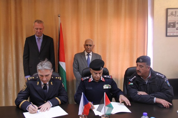 اللواء منصور يرعى توقيع اتفاقية تعاون الدفاع المدني الفلسطيني والتشيكي