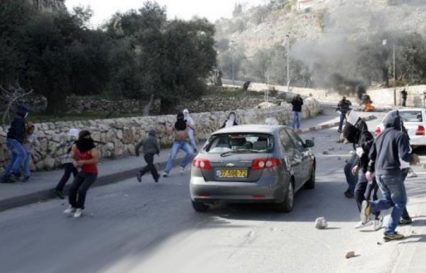 إصابة مستوطن إسرائيلي بالحجارة بعد دخوله قلنديا بالخطأ