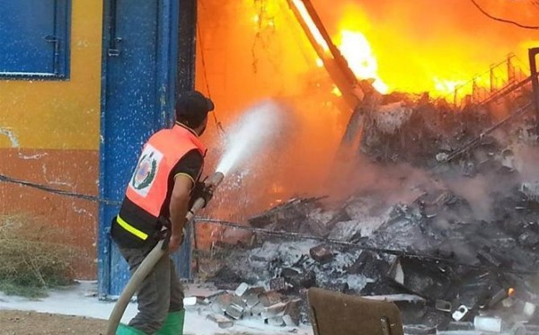 الدفاع المدني يسيطرة على حريق اندلع بمصنع كرتون بجنين