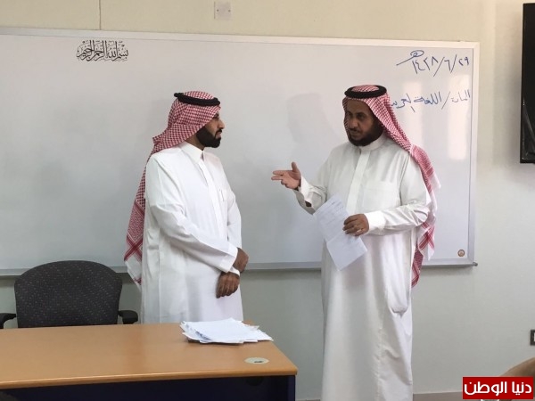 معلم يقطع إجازته رغم خطورة عمليته ليساند زملائه ويكمل عمله