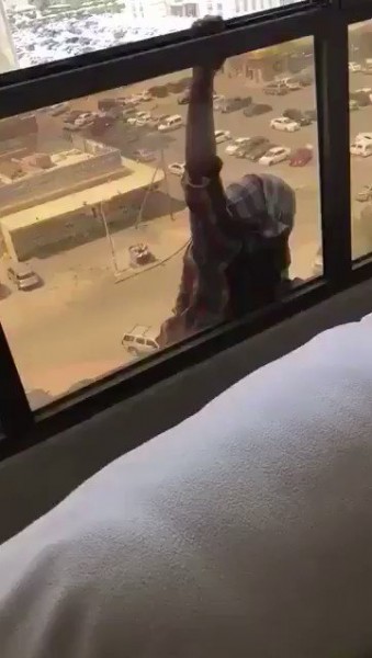 كويتية تصور خادمتها و هي تحاول الانتحار