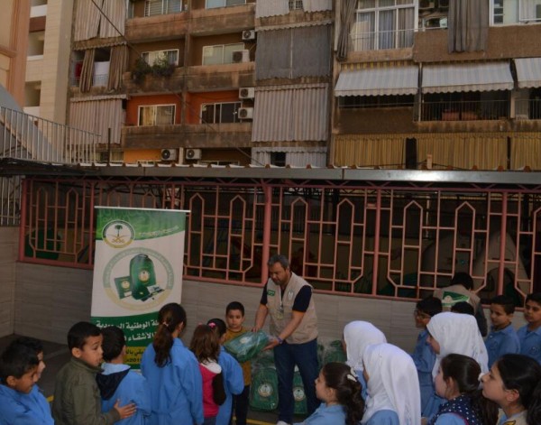 الحملة الوطنية السعودية توزع الحقائب المدرسية على السوريين بلبنان