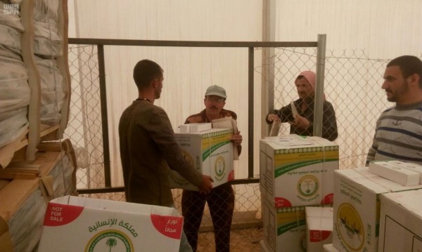 الحملة الوطنية السعودية تباشر توزيع الاواني المنزلية في مخيم الأزرق