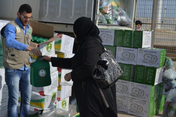 الحملة الوطنية السعودية توزع المساعدات الاغاثية للسوريين في لبنان