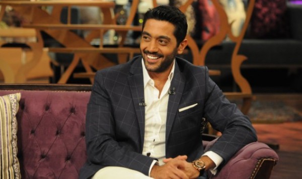 الفنان أحمد فلوكس يغني أغنية "أما براوة"