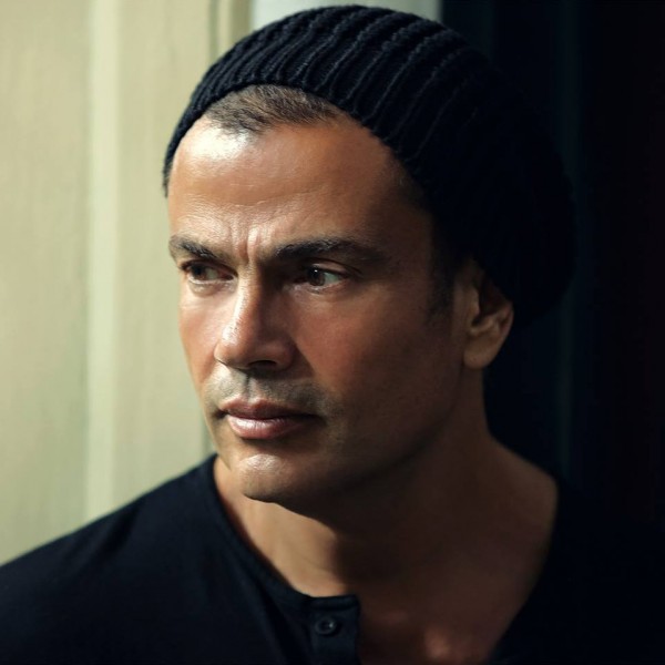 عمرو دياب يفاجئ الجمهور بتصرفه مع ُمعجب طلب التقاط صورة