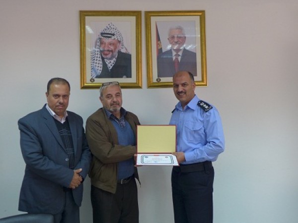 الشرطة تكرم مواطنا لأمانته في سلفيت