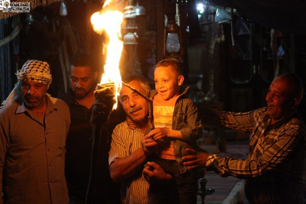 مواطنون من اريحا يوقدون شعلة الحرية للأسرى