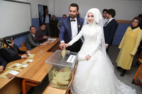 الأتراك طريفون أثناء إقتراعهم على التعديلات الدستورية