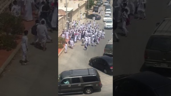 خناقة بين طلاب بالسعودية تشل حركة المرور وتنتهي بمفاجأة