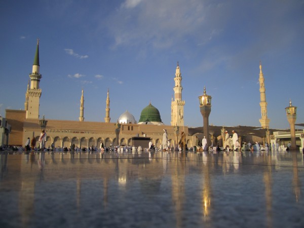 سعودي يقتطع أرضا من حرم المسجد النبوي لنفسه!