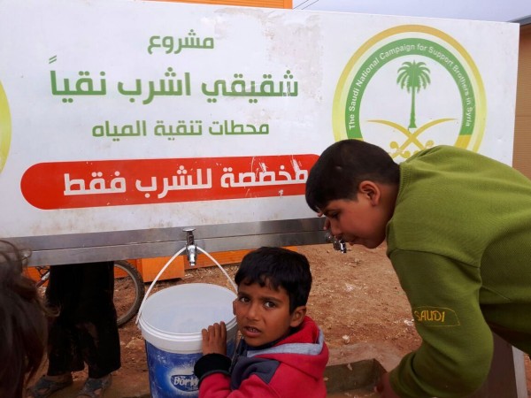 الحملة الوطنية السعودية مستمره بتقديم مياه الشرب الصحية للنازحين