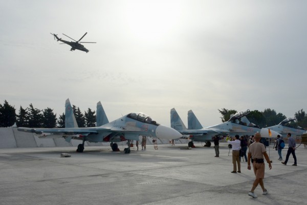 تحسباً لهجوم أمريكي جديد..الحكومة السورية تضع طائراتها بقاعدة روسية