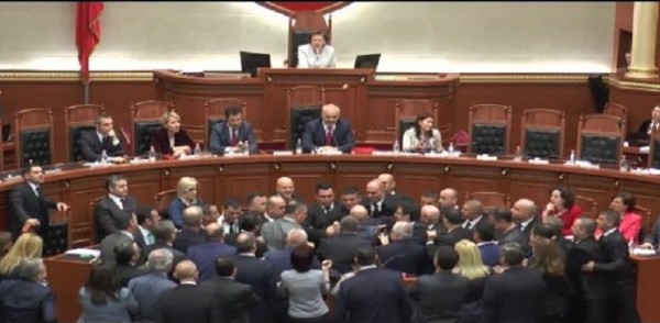 ألبانيا تفشل في انتخاب رئيس للبلاد لعدم وجود مرشحين