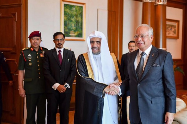 ماليزيا تمنح أمين رابطة العالم الإسلامي وسام الشرف الملكي